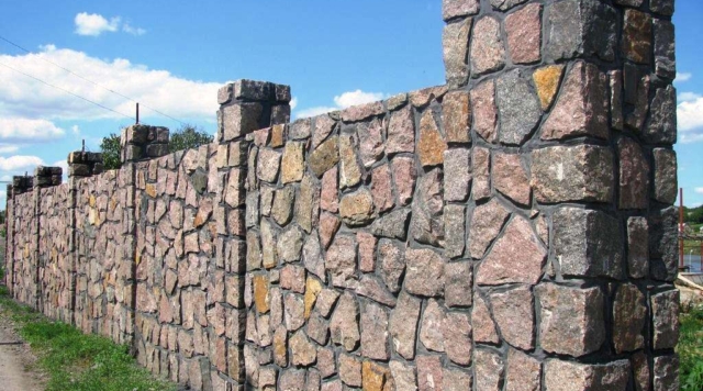 Забор из камня натурального